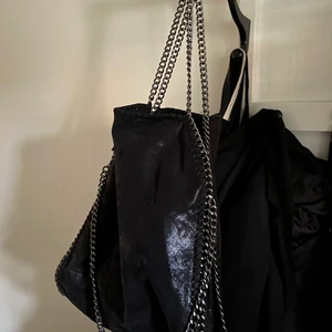 Liknande Stella McCartney väska - Säljer nu min så fina och trendiga väska😍.                            Den är i väldigt bra skick och säljs endast då den inte kommer till användning.❤️‍🔥 ❤️‍🔥❤️‍🔥 Skriv om du vill ha mer info eller bilder så löser jag det! ❤️‍🔥❤️‍🔥❤️‍🔥 Köp direkt för 250 exklusive frakt!