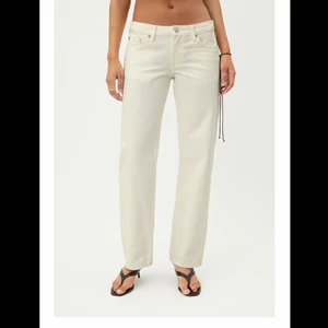 weekday jeans - weekday arrow low straight jeans, nyskick säljer då de är för små. nypris 500kr
