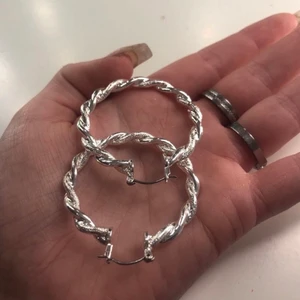 Örhängen  - Köpt dess örhängen på En smyckesbutik i Stockholm, vet inte namn. Äkta silver och utan plopp. Jättefina till både fest eller vardags 