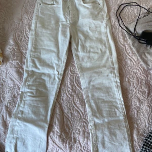 Jeans - As snygga populära jeans från Gina i storlek 36 passar även 34. De är en slags kortare Bootcut modell men slitningar längst ner 