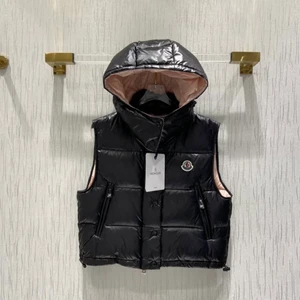 Moncler - •MONCLER•                                                                   (Copy) svart.                                                                  för mer info kontakta.                                                    följ gärna vårt företag-insta: designerbrand_lux