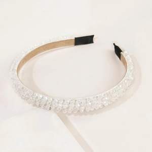 Jätte fint populärt glittrigt hårband med kristaller på i färgen vit. 