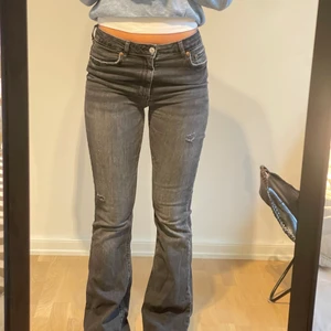 gråa bootcut jeans - Superfina gråa bootcut jeans från BikBok. Köpta för ganska länge sedan men skicket är bra.