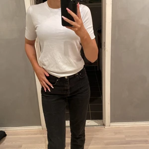 Vit tröja från Zara - En snygg vit tröja köpt från Zara för några år sedan. I EU S. Knappt använd och i ett bra skick. 50+frakt. Skriv vid intresse eller frågor💖☺️