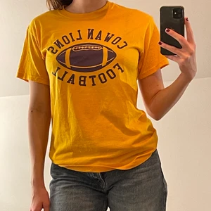 Gul t-shirt med lila tryck - En gul t-shirt med lila tryck på. Använda fåtal gånger och i bra skick. Passar absolut M också. 💛🧡