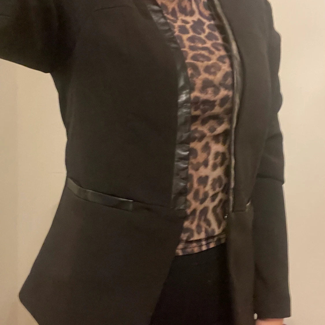 Svart kavaj med läder detaljer  - 91