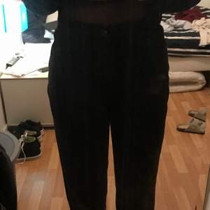 Ett par svarta jeans med slits. Går över skorna. Är 173 cm☺️