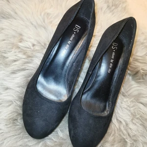 Din sko, Svarta pumps i mockaimitation. - Har endast använt fåtal gånger, är som nyskick. Har för det mesta bara stått i garderoben. Klackhöjd: 9 cm. 