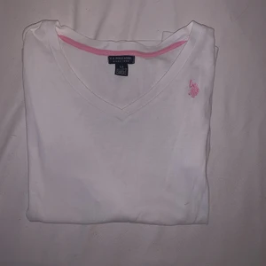 V-ringad tröja  - Säljer en vit v-ringad tröja från Polo Ralph Lauren som är i lite tjockare T-shirt material🤍 strl XS, frakten är inräknad i priset!