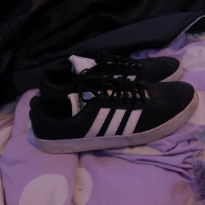 Adidas skor  - Säljer dessa snygga adidas skor i svart, använda några gånger och är lite smutsiga men kan tvätta dom, i storlek 38 