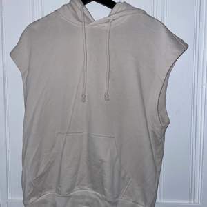 En skitcool hoodie utan ärmar i beige från H&M. Aldrig använd. Är i storlek S men är lite oversized i storlek. Du betalar frakten! Skriv vid frågor eller intresse!💜