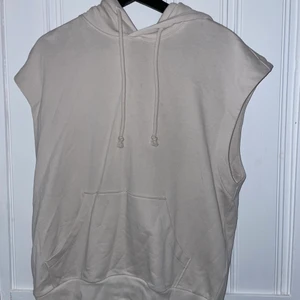 Hoodie utan ärmar - En skitcool hoodie utan ärmar i beige från H&M. Aldrig använd. Är i storlek S men är lite oversized i storlek. Du betalar frakten! Skriv vid frågor eller intresse!💜