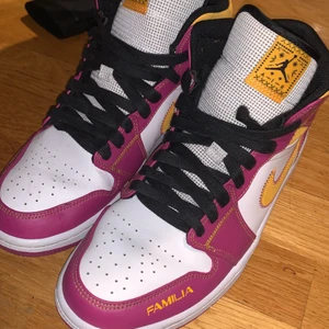 Jordan 1 Dia de los Muertos - Jordan 1 mid från footlocker för 1500, storlek 44. Använda max 10ggr om inte mindre. Lätt creasade, säljer ASAP billigt