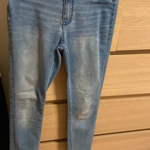 Blå jeans  - Säljer dom från hm för barn den är i storlek 158 kostade 250 kr säljer för 70 kr