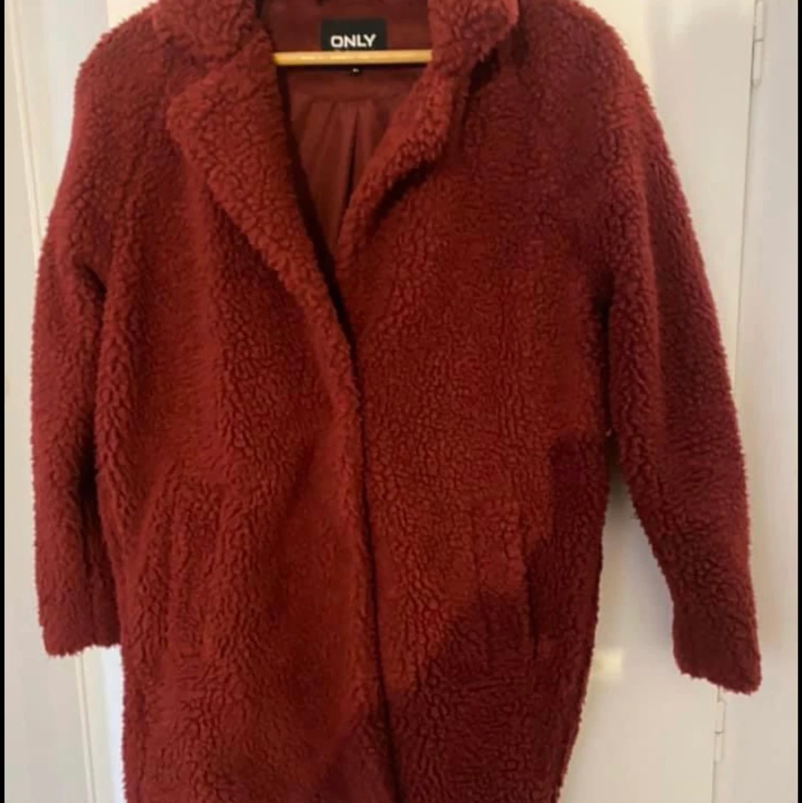 Mörkröd teddyjacka 