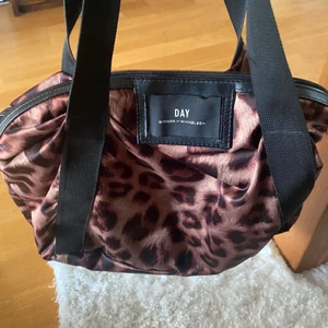 Day väska🥰 - Säljer denna fina väskan då jag har för många💕 Skit snygg och älskar den! Perfekt till skolan,idrott eller när man ska iväg 🥰 Använd men inga skador så i väldigt fint skick💕 Kom med ett rimligt pris💕 Köpte för 400 kr 
