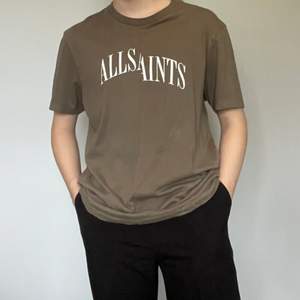 Grå/brun Allsaints T-shirt i relaxed-fit.   Använd ett fåtal gånger, inga skador eller fläckar.    Köpt på Zalando för 580kr