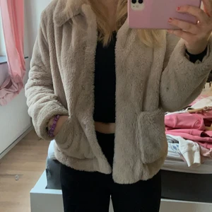 H&M - Jätte fin och mjuk fuskpäls jacka från Hm. Fint skick och lika mjuk och len som den var när jag köpte den. Nypris 400kr