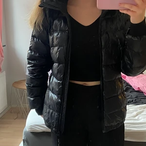 Peak Performance jacka - Slutsåld nästan överallt!! Använd lagom mycket men är i fint nyskick och ser knappt använd ut! Lätt att matcha med kläder❤️ Nypris 2 500kr på Inter sport. 2 800kr på Best Of Brands