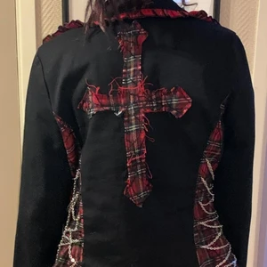 Punk jacka med kors - Jag är S och jackan är L men e ganska liten, cool jacka/kavaj? 