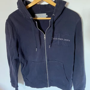 Calvin klein tröja  - Calvin klein tröja Nypris: 1000kr Mitt pris: 250 Skick: 8/10 Storlek: S En skön tröja med dragkedja