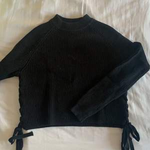 Stickad svart tröja från crocker med knyten på vad sida! Superfin❤️‍🔥