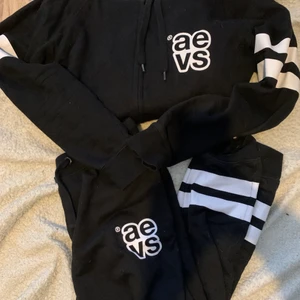 MJUKISSETT SVEA - Sett i toppenskick från SVEA. Står M i lappen men passar en xs-s. Superbra skick. 200kr delen eller allt för 350! Eventuell frakt betalas av köparen!