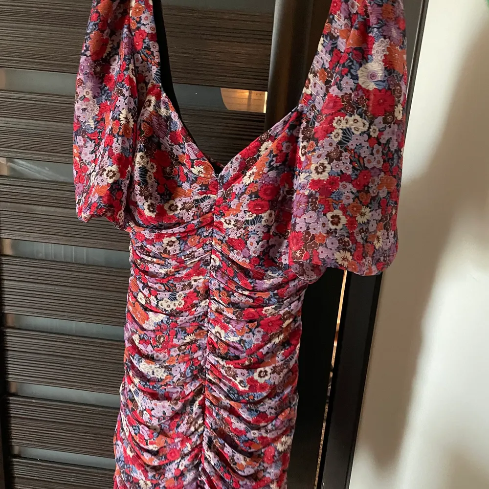 Så fin klänning från zara som man får framhävda kurvor i. För liten för mig därför säljer jag. Aldrig använd och prislapp finns kvar. ORÖRT SKICK!. Mekot.