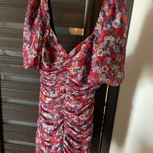 Figurklänning från zara  - Så fin klänning från zara som man får framhävda kurvor i. För liten för mig därför säljer jag. Aldrig använd och prislapp finns kvar. ORÖRT SKICK!