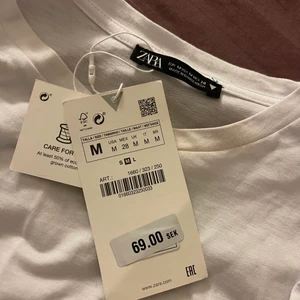 Vit T-shirt med volang ärmar - Som ni ser är denna snygga T-shirt  helt ny då prislappen är kvar. Bara testad. 