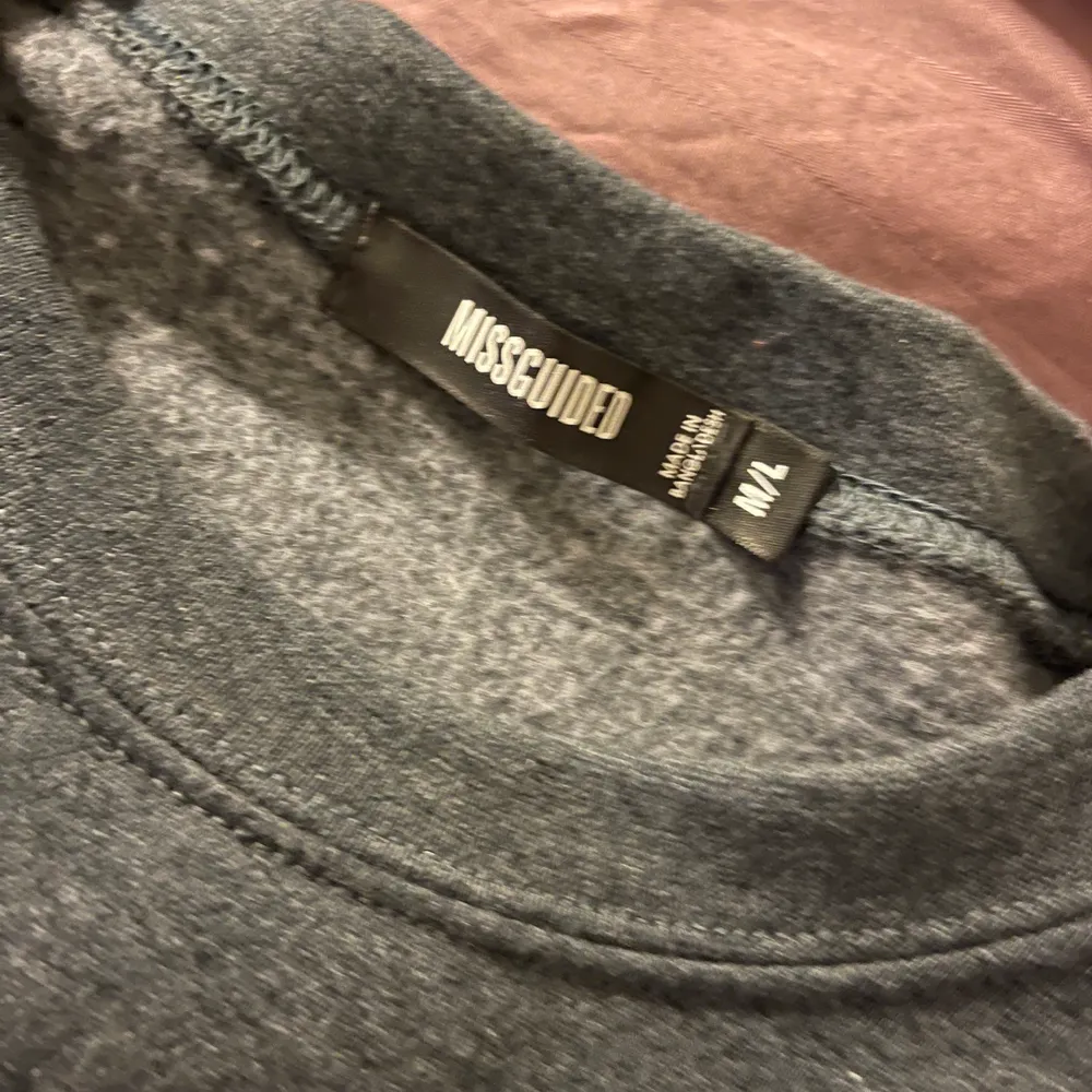 Säljer denna oversize tröja från Nelly, den är enbart testad 1-2 ggr, i strl M/L💞💞 Stor i storleken då den är oversize. Tröjor & Koftor.
