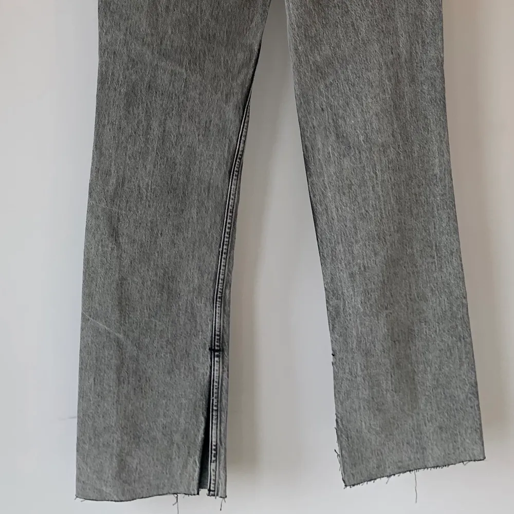 Jeans i straight fit, full length, grå wash. Oanvända med prislappen kvar, hela och rena. Jeans & Byxor.