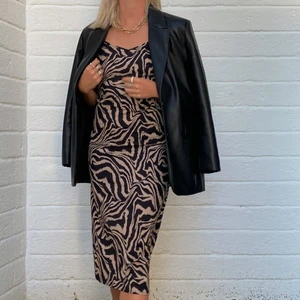 Klänning - Säljer denna klänning från Shein! Skitsnygg verkligen! Säljer för 100kr eller högsta bud. Använd 1 gång. Storlek S💞