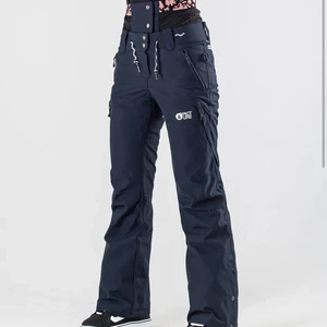 Skidbyxor från Picture Organic Clothing  - Helt nya och oanvända (prislappen är dock borttagen). Lätt vadderade skidbyxor i storlek M, sitter snyggt på med bekväm justerbar midja. Ventilationsdragkedjor på benen. 