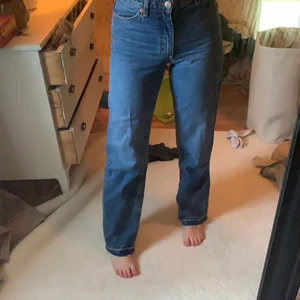 Monki jeans - Monki jeans i modellen Yoko. Jag har sytt in dom på benen så de är mer straight, och även sprättat upp kanten där nere så de är längre.