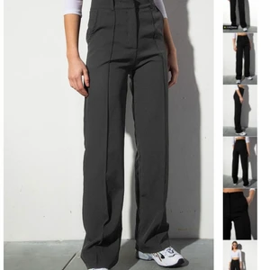 Kostymbyxor - Säljer dessa mörkgrå SNYGGA  & populära kostymbyxor från madlady. Storlek S32 (jag är 172 & de går ner till marken, alltså perfekt längd för mig men går att sy upp & passar nog upp till 175). Nypris 499kr och endast använda en gång! 