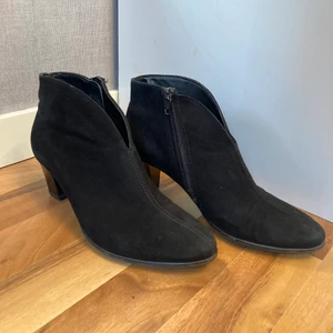 Svarta mocka klackskor  - Säljer dess gulliga svarta mocka klackskor🖤 Sulan är gjord av luftpolster, så är väldigt sköna att gå i. Är använda fint, så dom är i väldigt fint skick. För fler bilder skriv i dm ❗️frakt tillkommer❗️