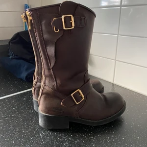Johnny Bulls  - Boots från Johnny Bulls, använt skick men hela och fina! Frakt står köpare för (köpare väljer fraktsätt) eller kan vi mötas upp i Kävlinge/Lund/Landskrona/Staffanstorp/Löddeköpinge osv 