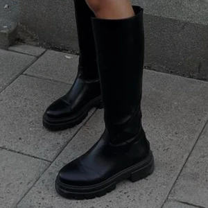Kneeboots från stradivarius - Svarta super snygga kneeboots ifrån stradivarius i strl 38🥰 Har aldrig kommit till användning och är helt slutsålda på hemsidan. Fast pris 400 kr❤️❤️