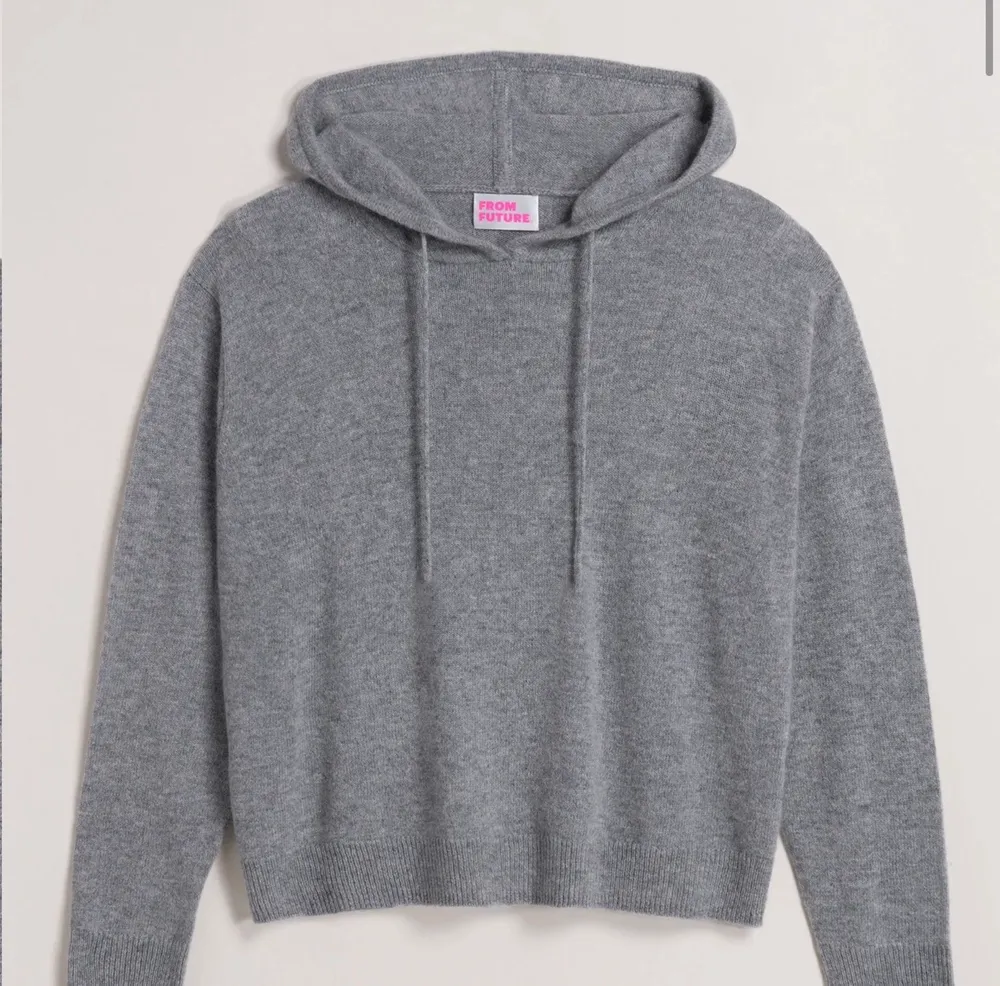 En grå mjuk Kashmir hoodie från from future i storlek L, men den passar för både M och S också. Nypris : 1600kr . Tröjor & Koftor.