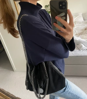 Stella McCartney Väska - Säljer min fina Stella McCartney falabella i mellan storleken. Medföljer tags, har dessvärre inte kvar dustbag. Skriv för fler bilder 💓