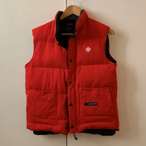 Canada Goose Väst - Röd Goose väst i fint skick. Storlek XS men sitter som S-M. Hör av er vid fler frågor 