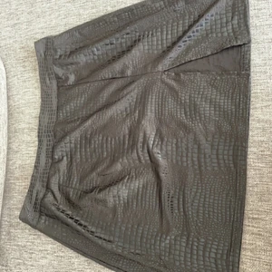 SHEIN kjol - Stl L/40. Tunt material, dragkedja bakpå. Endast testad. Inga fläckar