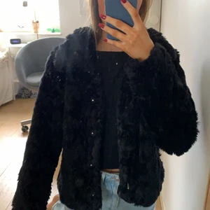 Päls - Skitsnygg kort päls från Vila! Köpt för 1000 kr! Jättefin i pälsen, inte alls sliten då den knappt är använd! 