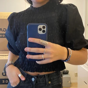 Svart blus strl. 40! - Säljer denna svarta korta blus från H&M i storlek 40 då den är på gränsen till förstår på mig! Säljer den för 60kr!