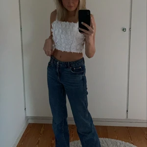 Vit topp från zara - Vit topp med blommor på från Zara! Storlek S