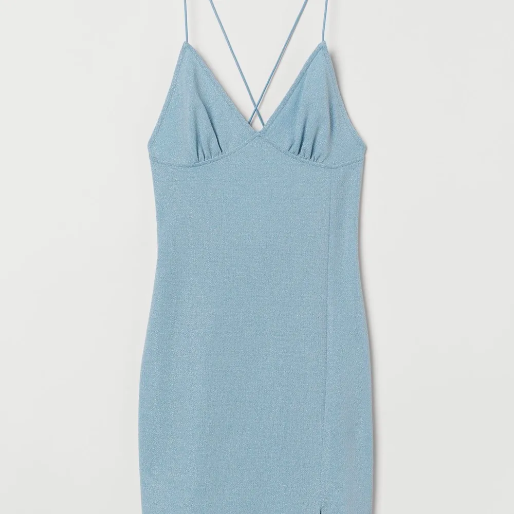 Glittrig blå klänning från H&M. Oanvänd endast testad, lappar sitter kvar💙 Nypris 99kr. Klänningar.