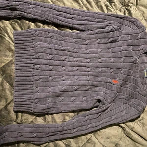 Polo Ralph Lauren tröja - Fin stickad tröja från Polo som jag nästan aldrig använt. Skön till hösten eller vintern att ha något stickat. Nypris 1199kr men säljer för 395kr pris kan såklar diskuteras. Storlek är S men passar både mindre och större storlekar då det är stretch☺️ frakten betalas av köparen och såklart väljer hen frakten😉
