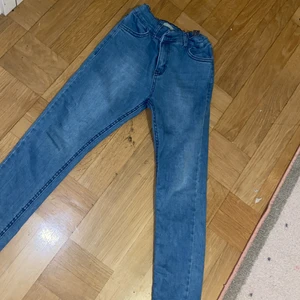 Byxor / jeans - Ljus blå finns lite svart sträck 