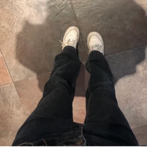 Y2k jeans - Har köpt dom second hand för ca 1 år sedan, säljer pga inte kommer till användning längre. De är för stora på mig som är 165 men jag vill att de ska vara lite större! Finns att hämta på söder eller fraktar då köparen står för frakt. Fråga om ni undrar nåt💕